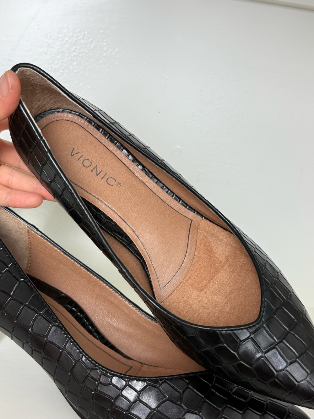 Vionic Josie kitten heel pumps in a black crocodile-embossed leather finish - Picture 7 of 7